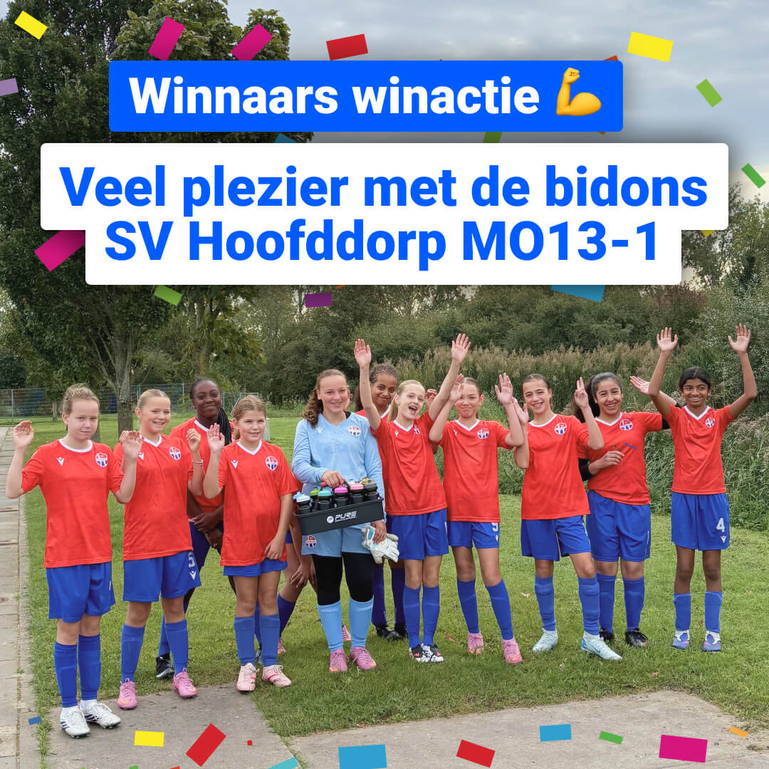 Het winnende team SV Hoofddorp MO13-1 op de foto met het kratje bidons