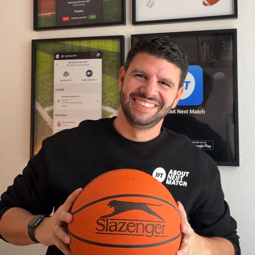 Eigenaar Mark Beekman met basketbal in zijn handen